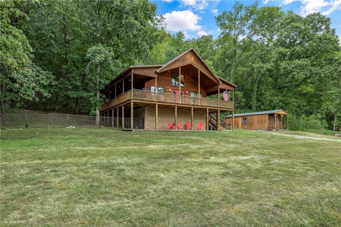 Image 2: Expansive front yard for all sorts of recreation a