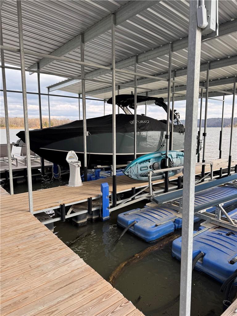 Image 3: Covered boat slip with Hydro Hoist lift - 10'x31'