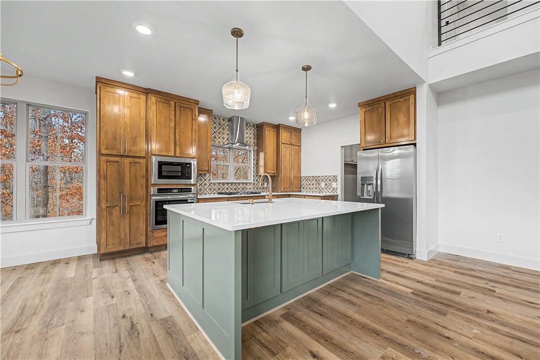 Image 4: Delightful kitchen boasting both color and natural