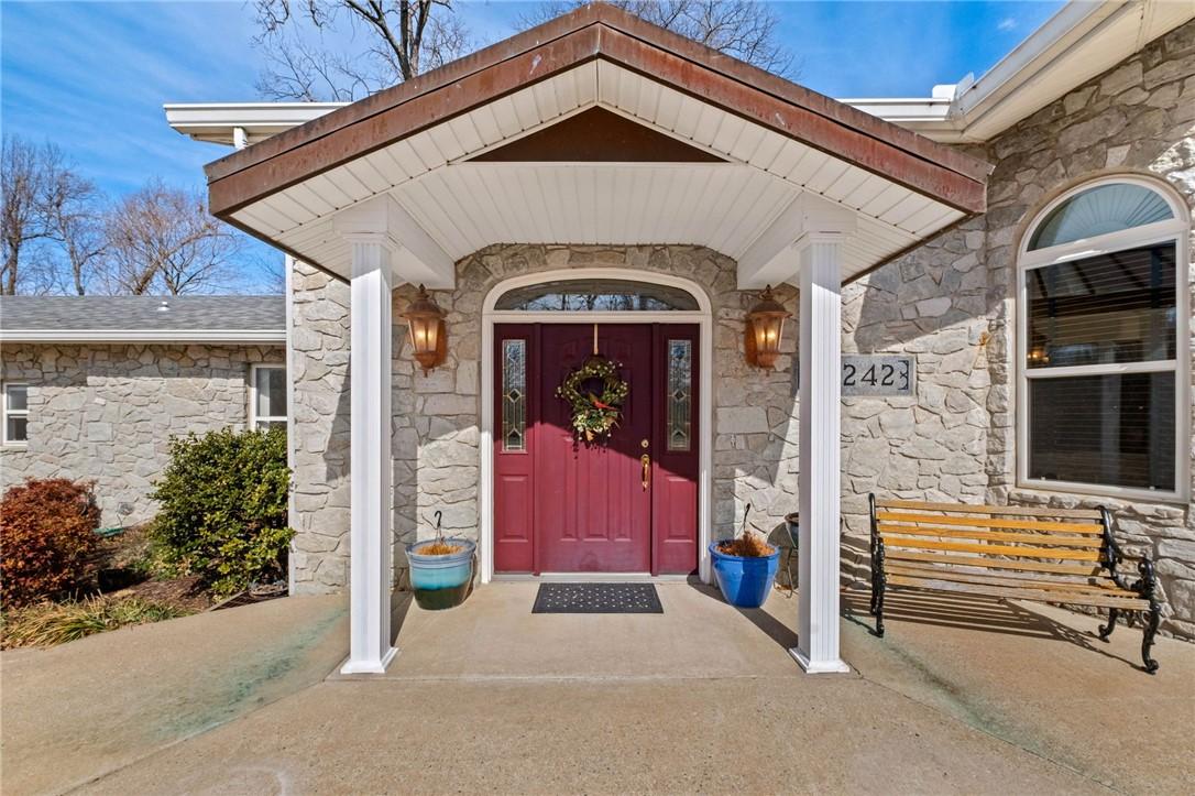 Image 4: Covered front porch entrance.