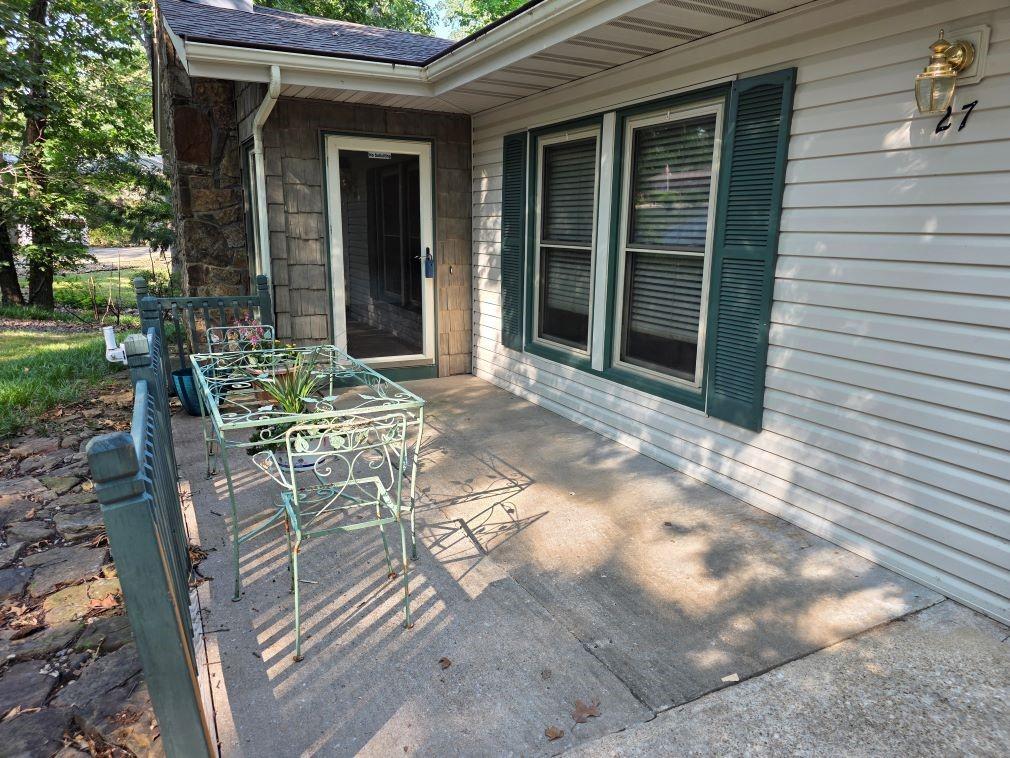 Image 2: Inviting Front patio area!