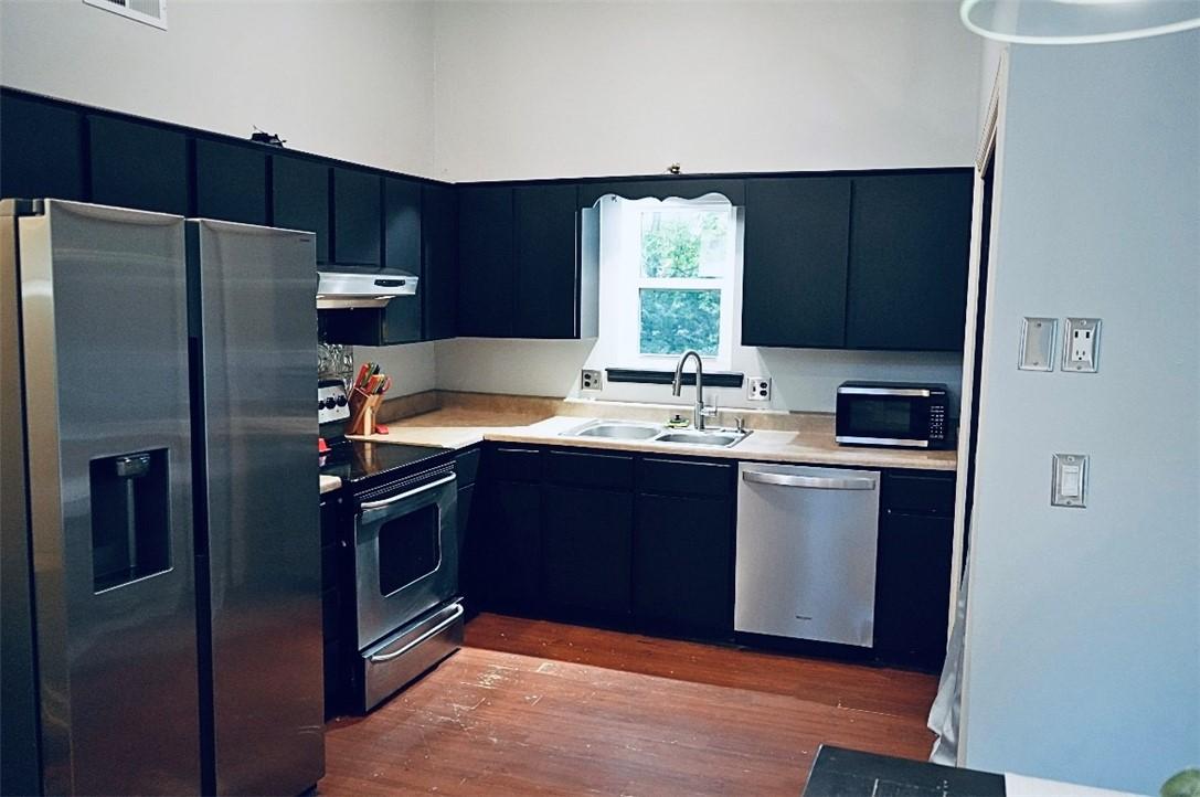 Image 4: Kitchen