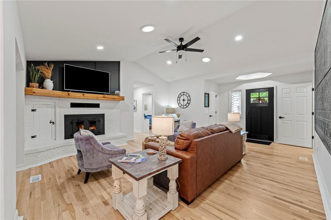 Image 3: Living room