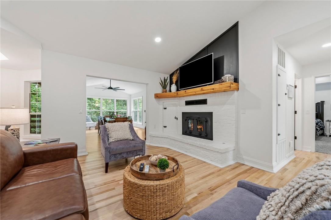 Image 4: Living room