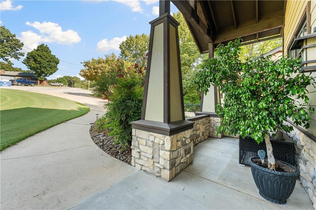 Image 4: Porch with a yard