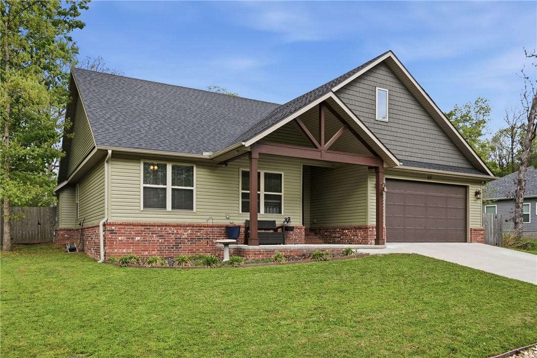 Image 4: The property features a well-maintained lawn, a tw