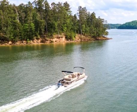 Image 2: Boating on Beaver Lake