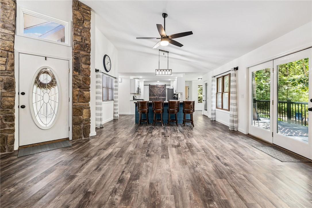 Image 4: Interior Entry