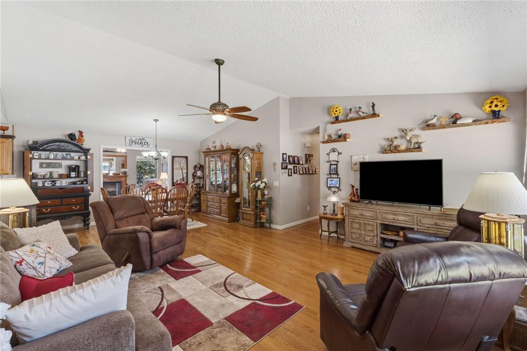 Image 4: Spacious living area