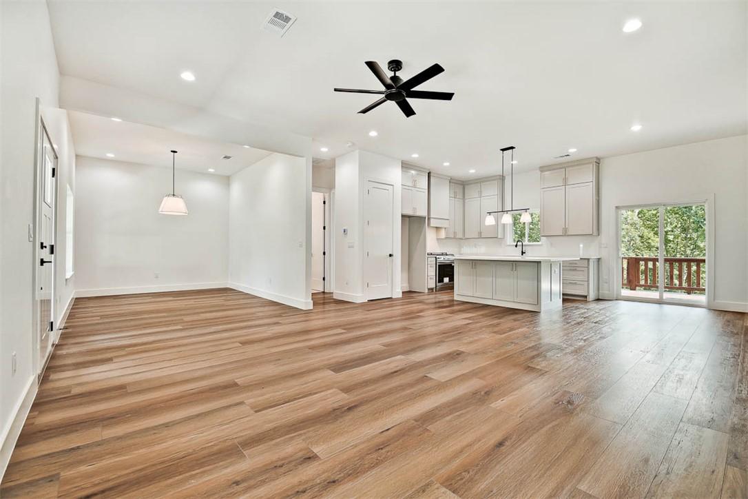 Image 4: Sample Photo: Same floorplan, final finishes may v
