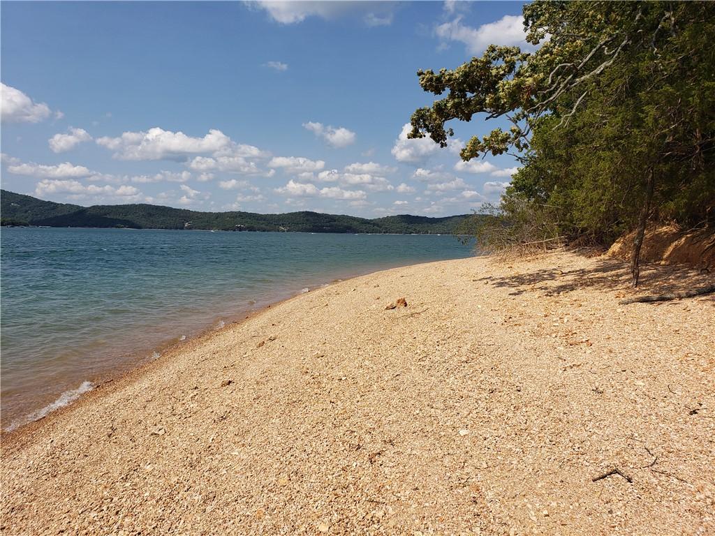Image 1: A pebble beach on Beaver Lake? Over 1000' of it -