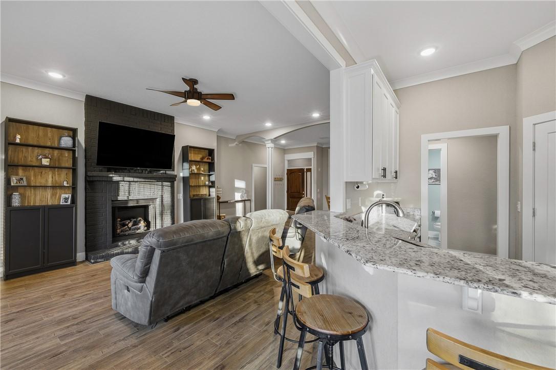 Image 4: Kitchen/Living