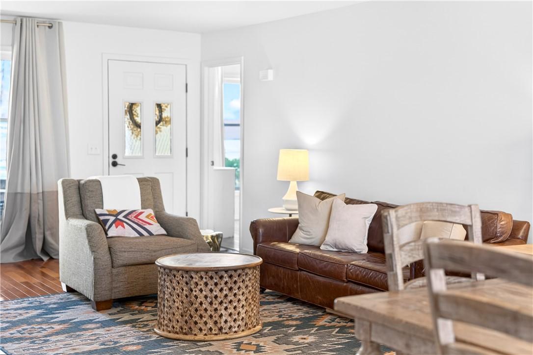 Image 1: Living Area