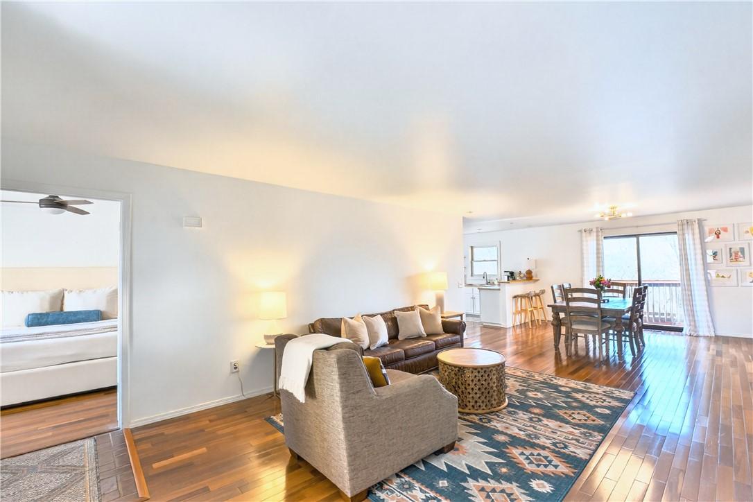 Image 4: Open floor plan for spacious living or entertainin