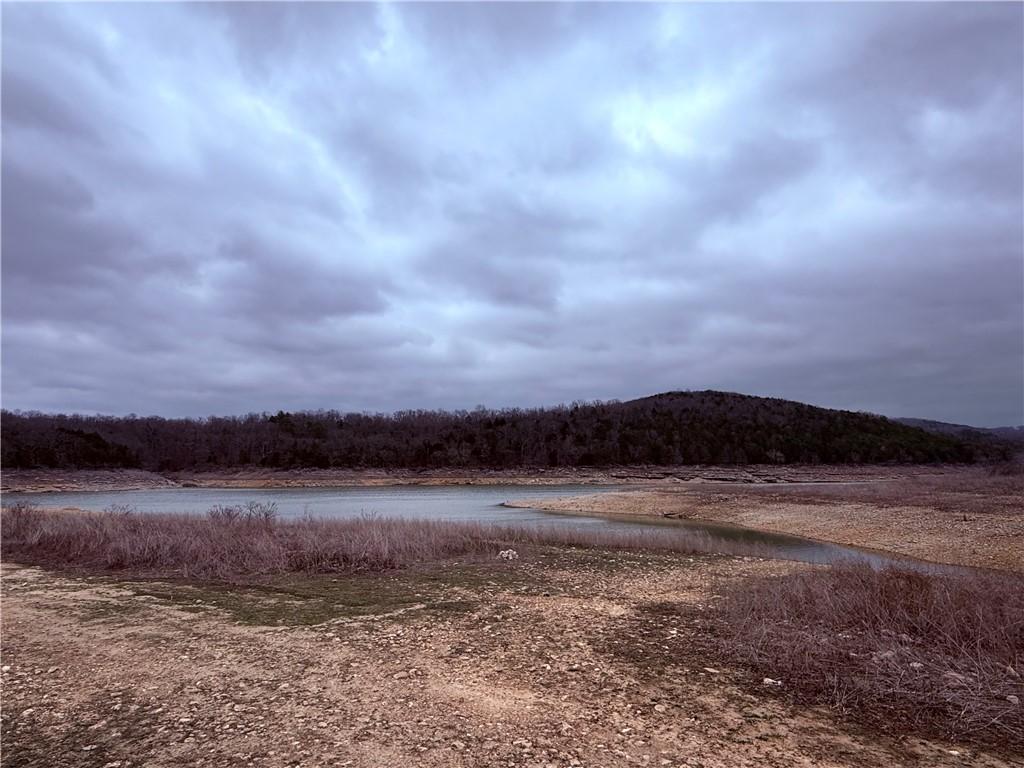 Image 4: 3/4 miles to  the lake!