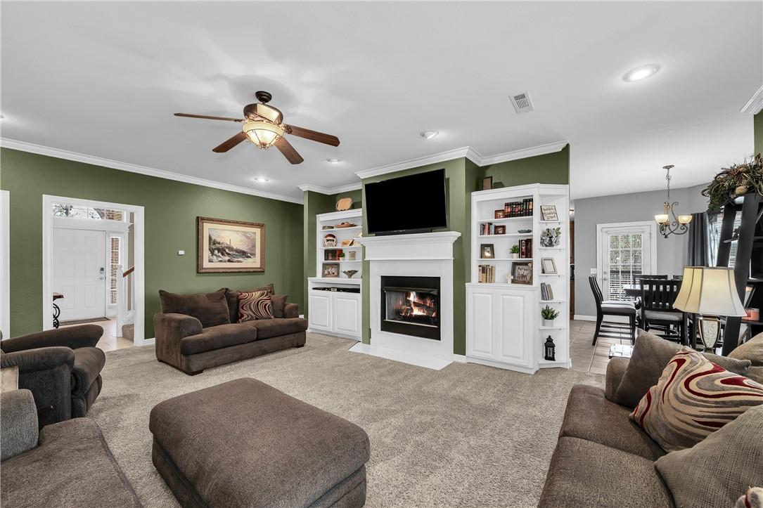 Image 3: Cuddle up in the living room AND kitchen to the wa