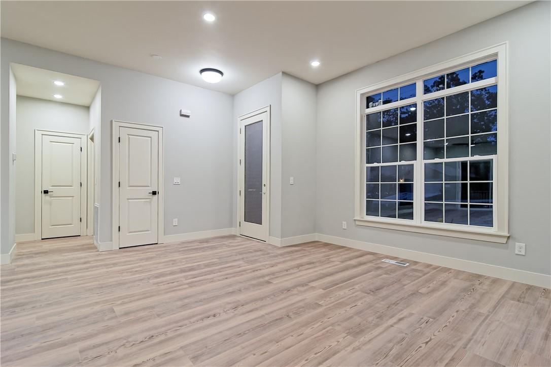 Image 4: Plenty of Room for Family and Guests in the Formal