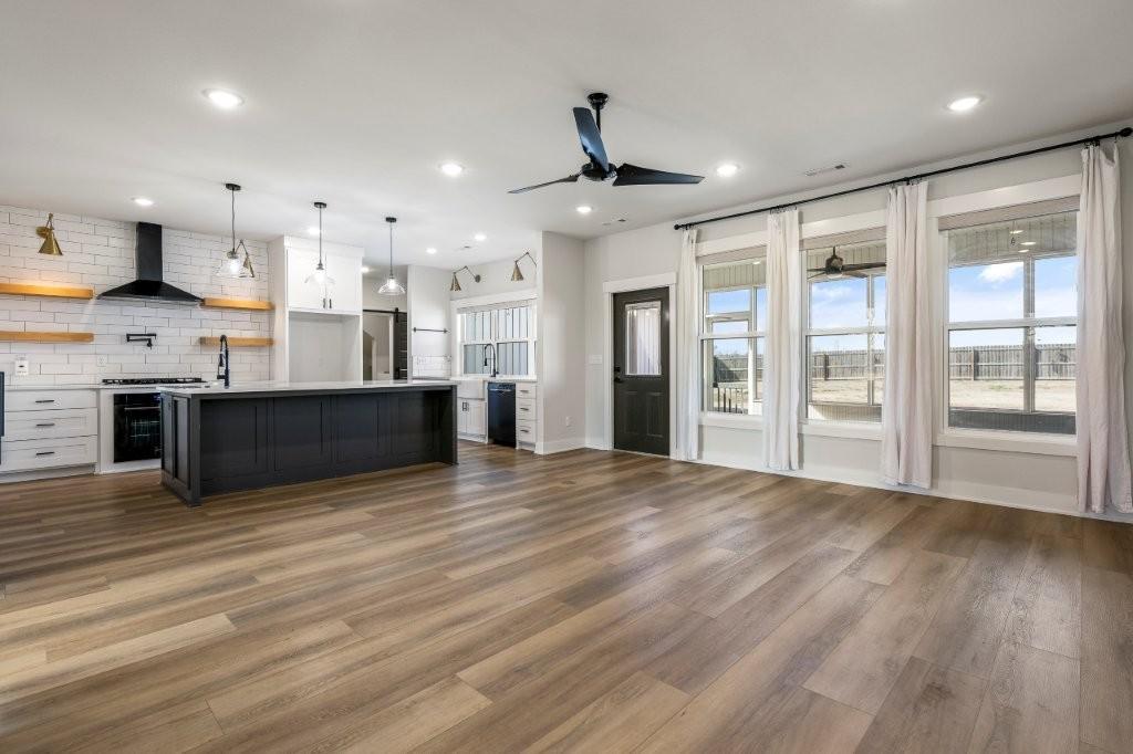 Image 3: Two tone kitchen with decorative backsplash, open
