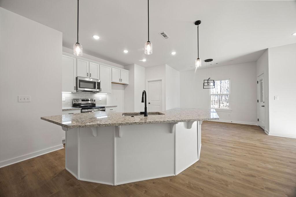 Image 4: (All *interior* photos are of a previous home by