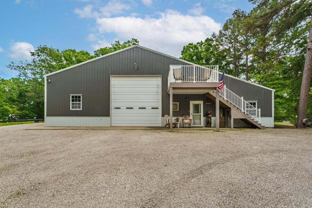 Image 2: Almost new barndominium with 15' roll up doors on