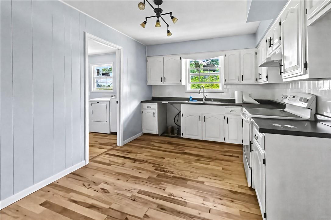 Image 4: Kitchen