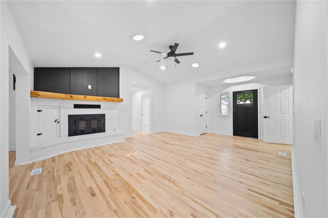 Image 3: Living room