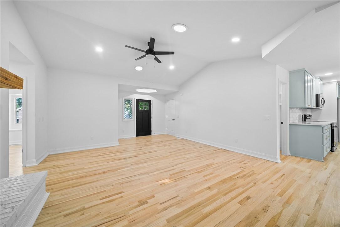 Image 4: Living room
