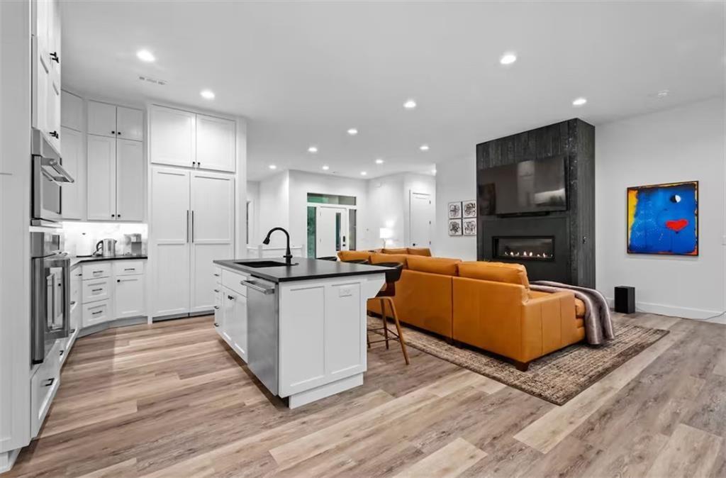 Image 4: Bright, open-concept living with designer furnishi