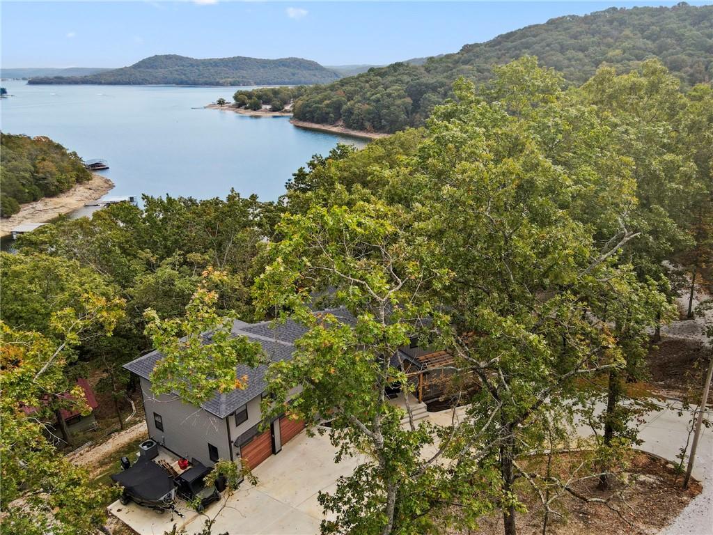 Image 3: Peaceful, quiet lakefront setting.