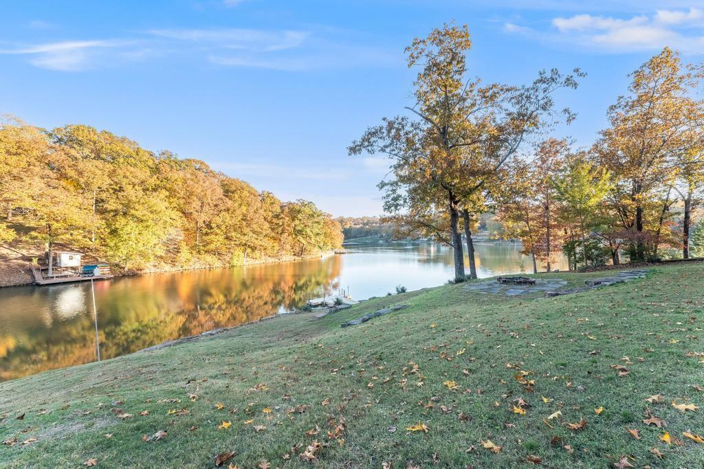 Image 4: Lake front on Lake Avalon