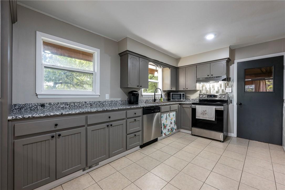 Image 2: Granite counter tops with stainless steel applianc