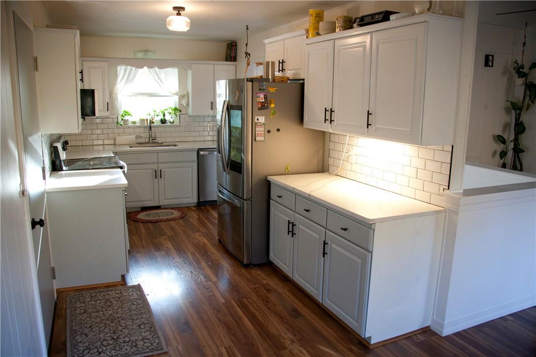 Image 3: Quartz countertops and subway tile backsplash. New