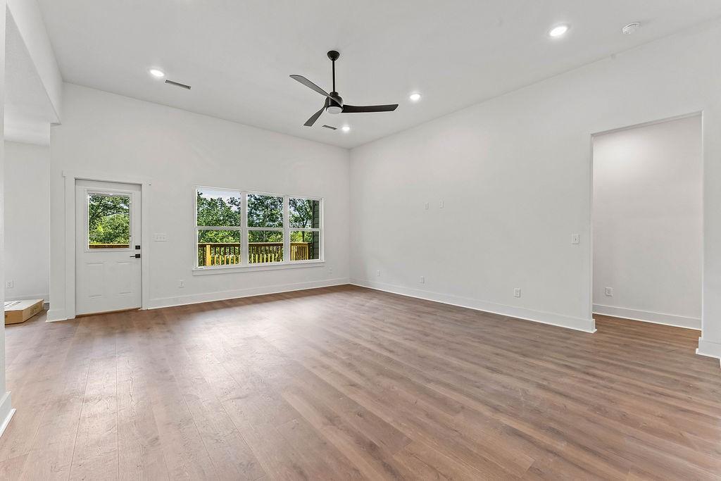 Image 3: Living Room