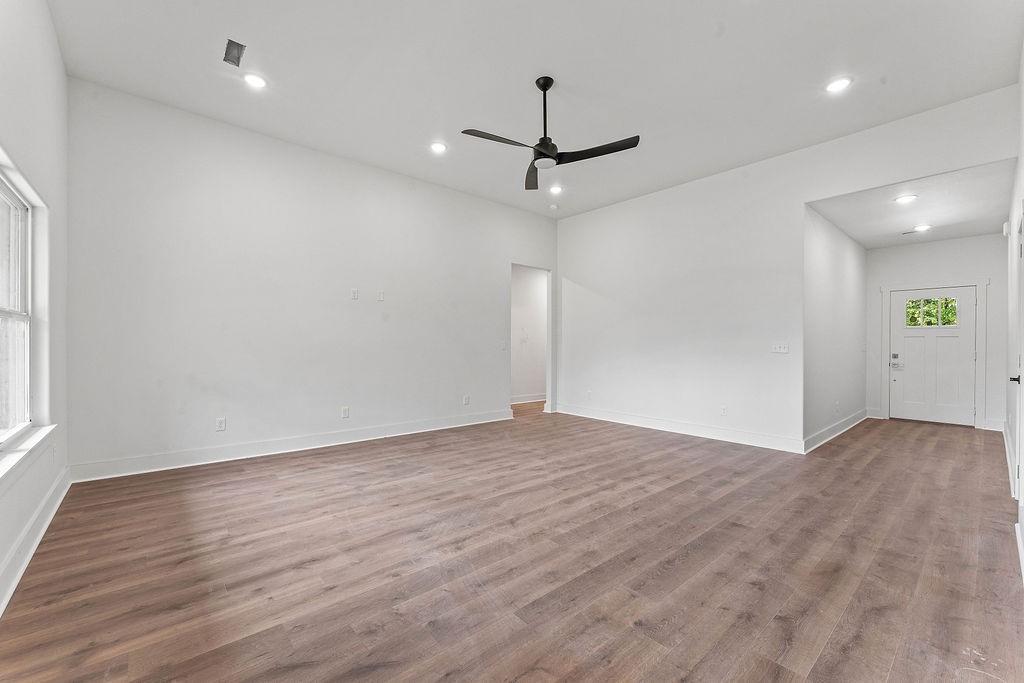 Image 4: Living Room