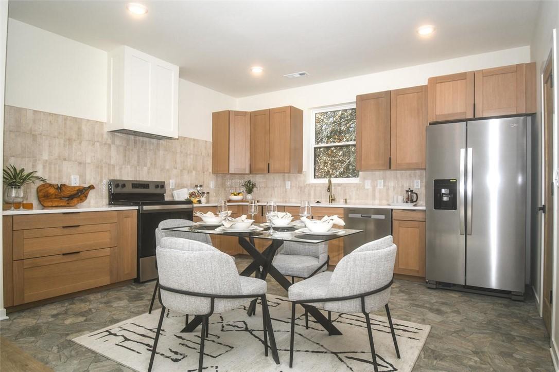 Image 1: Kitchen with appliances with stainless steel finis