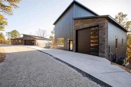 10087 Rustling Oaks