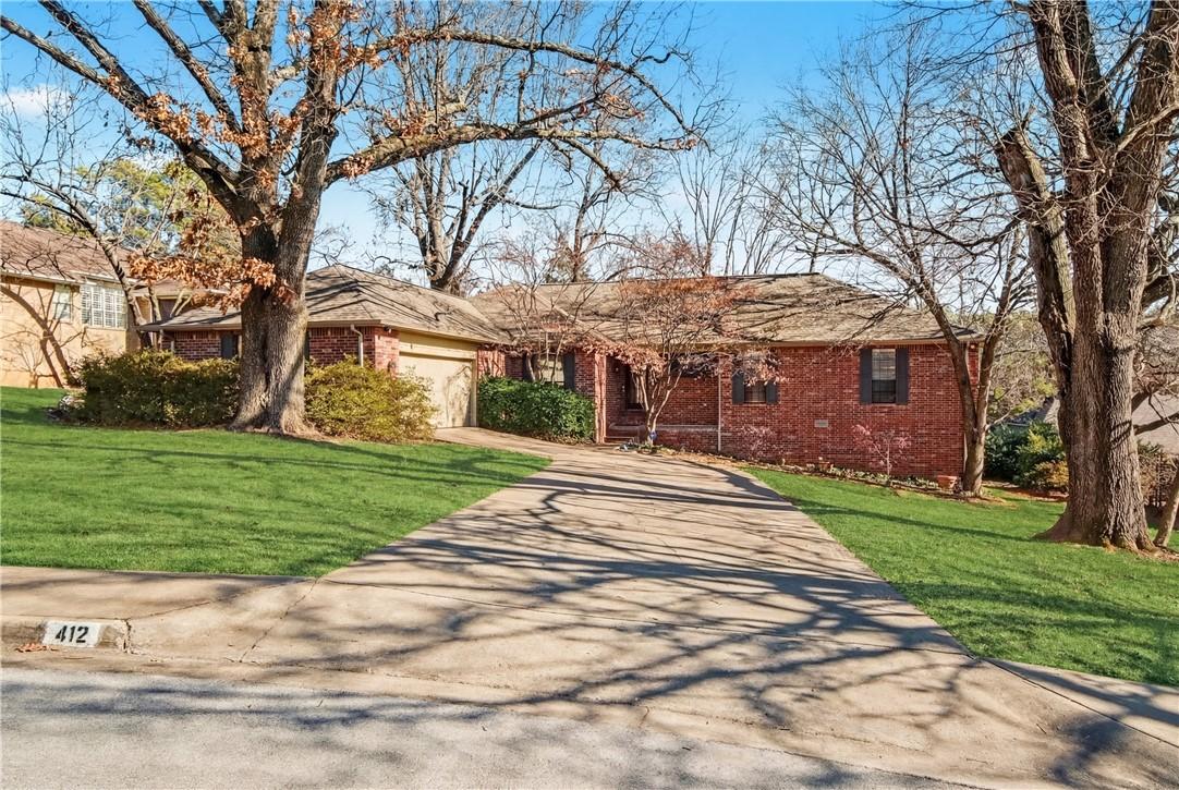 Image 2: Located on a quiet circle close to Lake Fayettevil