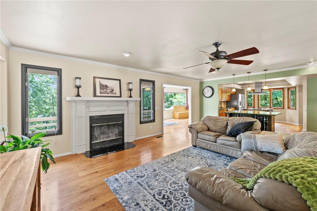 Image 4: Living room with ornamental molding, healthy amoun