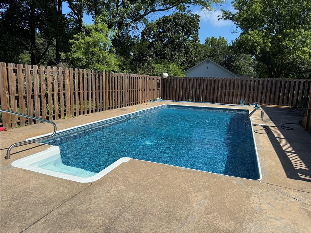 Image 2: Pool