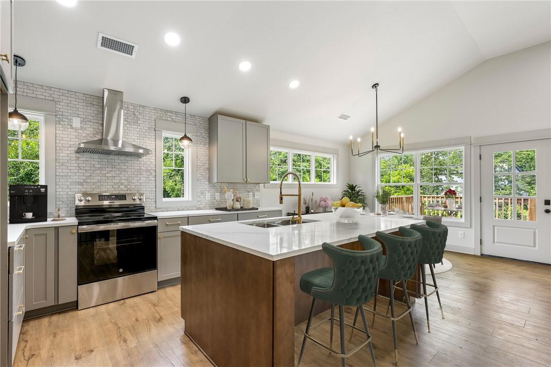 Image 4: Kitchen Island w/breakfast bar