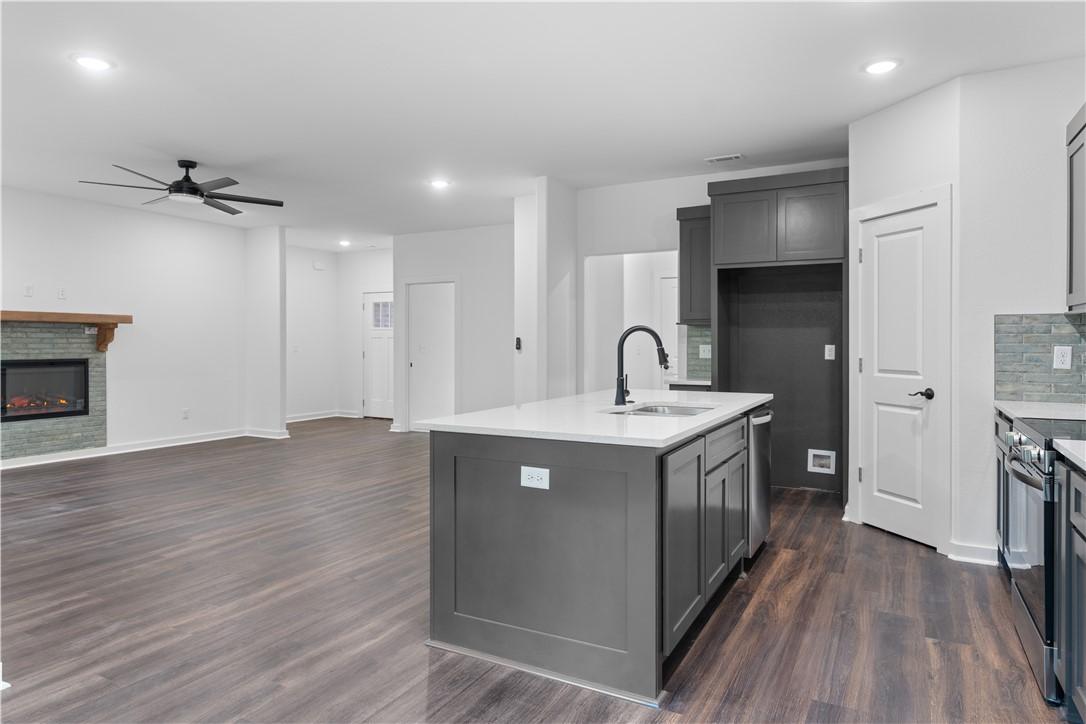 Image 4: Kitchen Island and Living