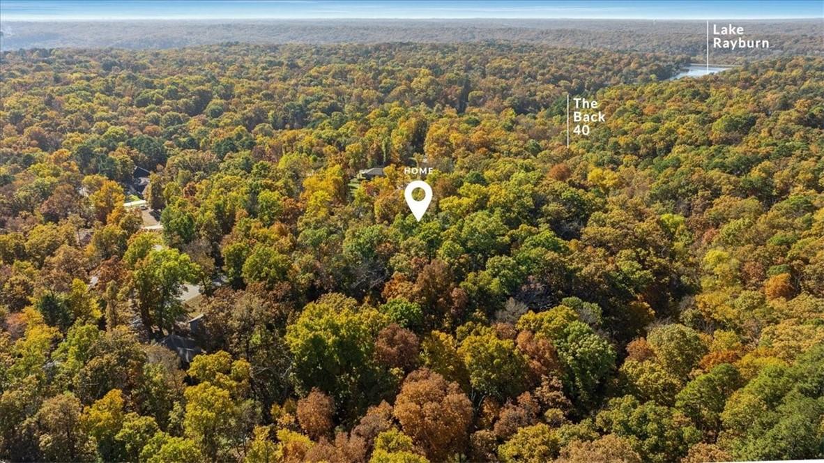 Image 2: Surrounded by the Back 40 Trails and close to Lake