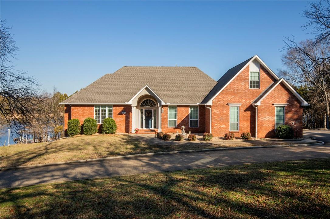 Image 3: Custom all brick home meticulous maintained, a hou