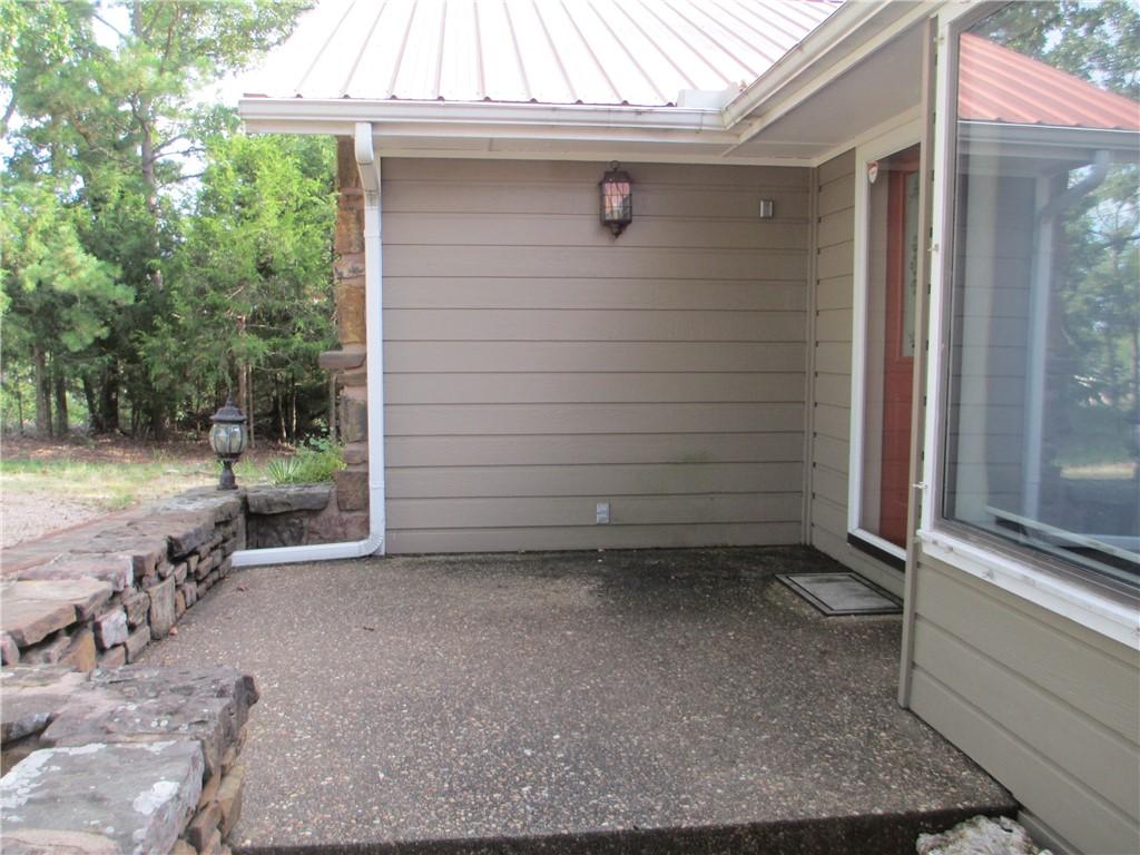 Image 3: You can watch the golfers from the front porch.