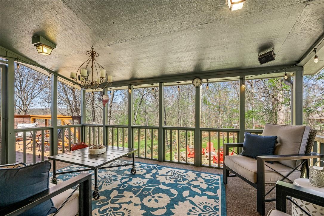 Image 4: Screened In Porch to enjoy those cozy evenings.