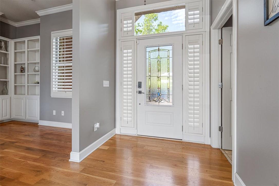 Image 3: Check out the hardwood flooring!