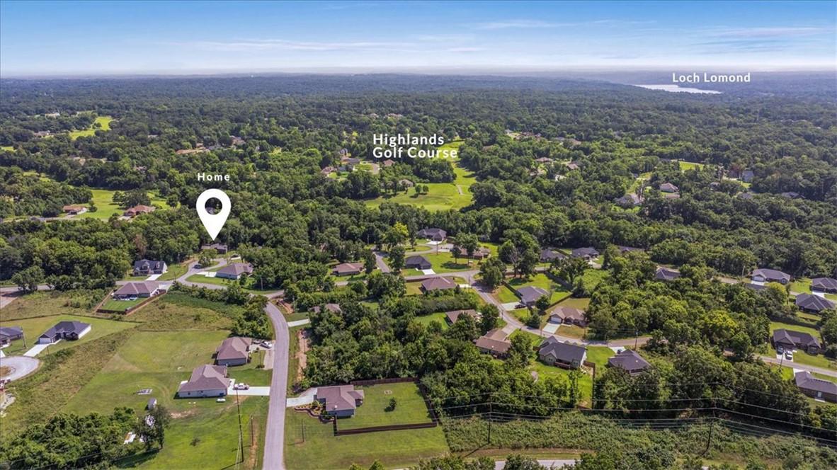 Image 2: Located by Highlands Golf and easy access to the B