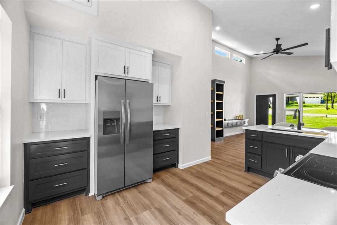 Image 4: Open kitchen with included fridge