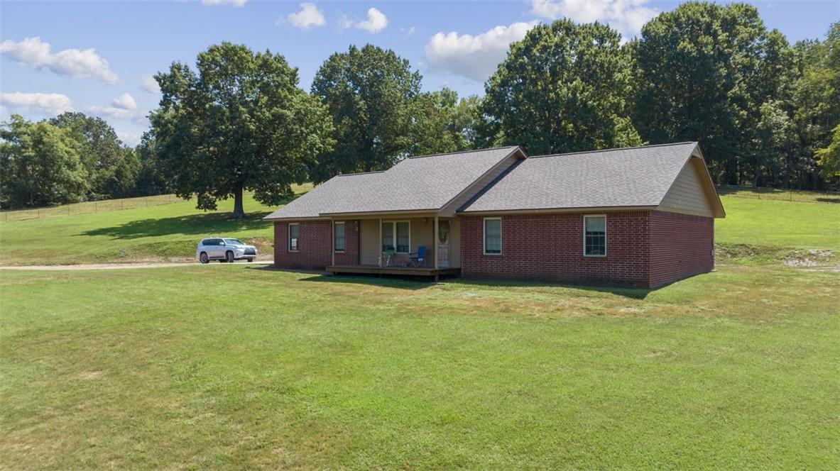 Image 4: One of the two houses on the land.