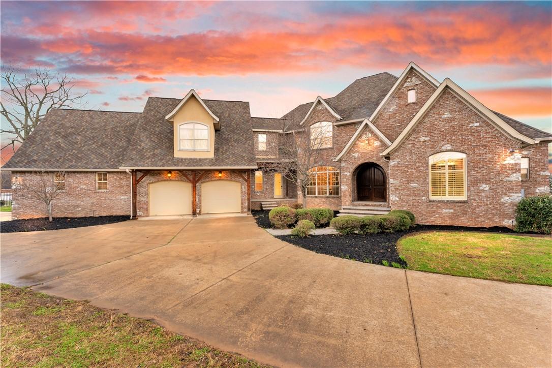 Image 1: Estate Lake home